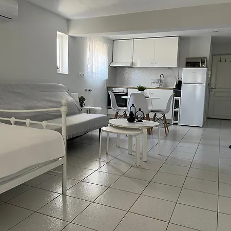 Cozy Mycenae Escape Near Ruins