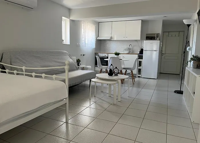 Cozy Mycenae Escape Near Ruins