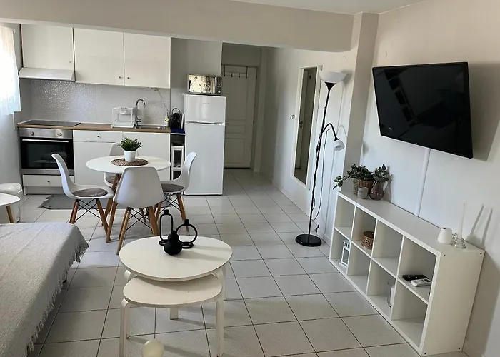 Cozy Mycenae Escape Near Ruins